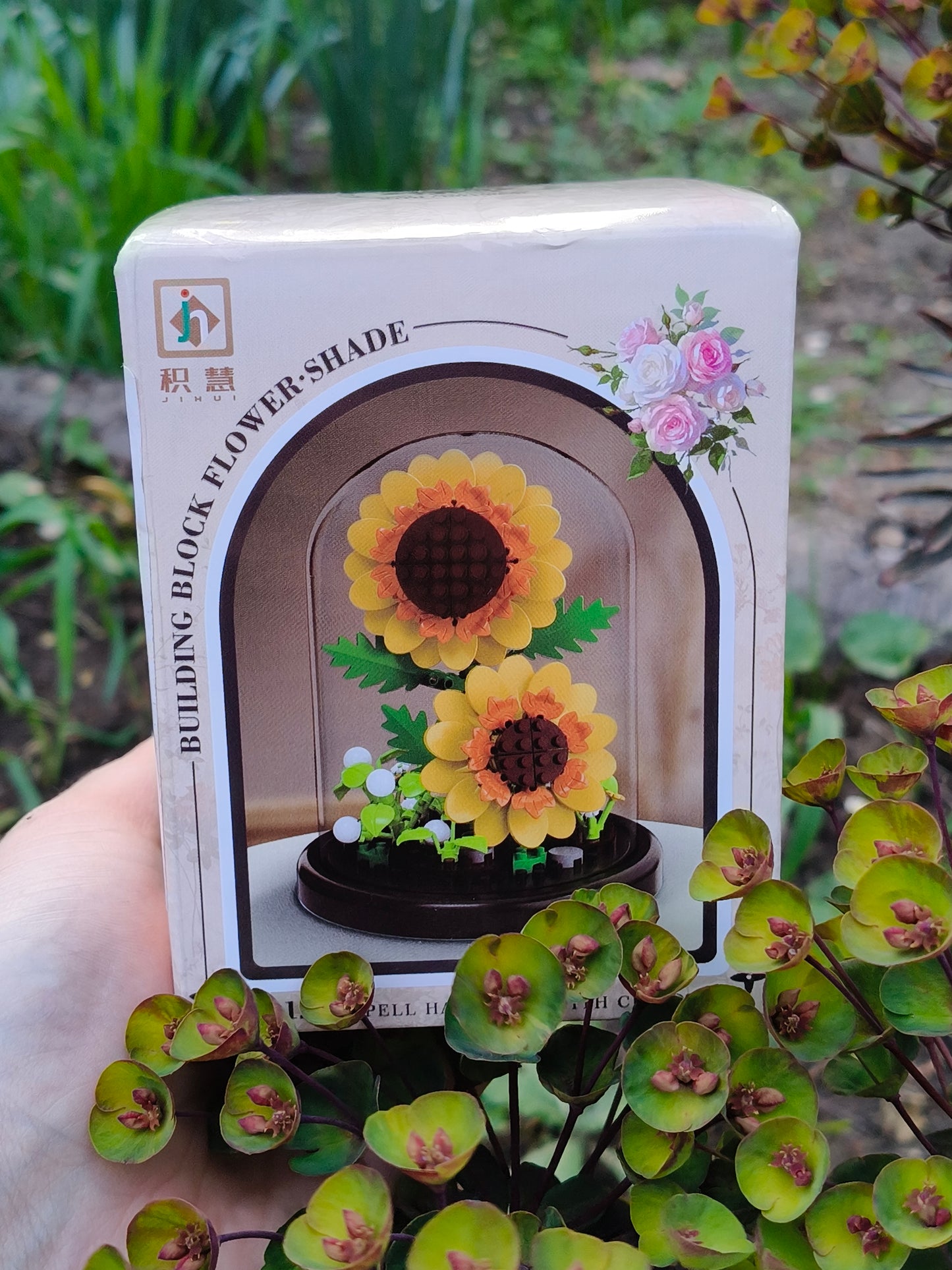 Decor Floral din Blocuri de Construcție în Cupolă