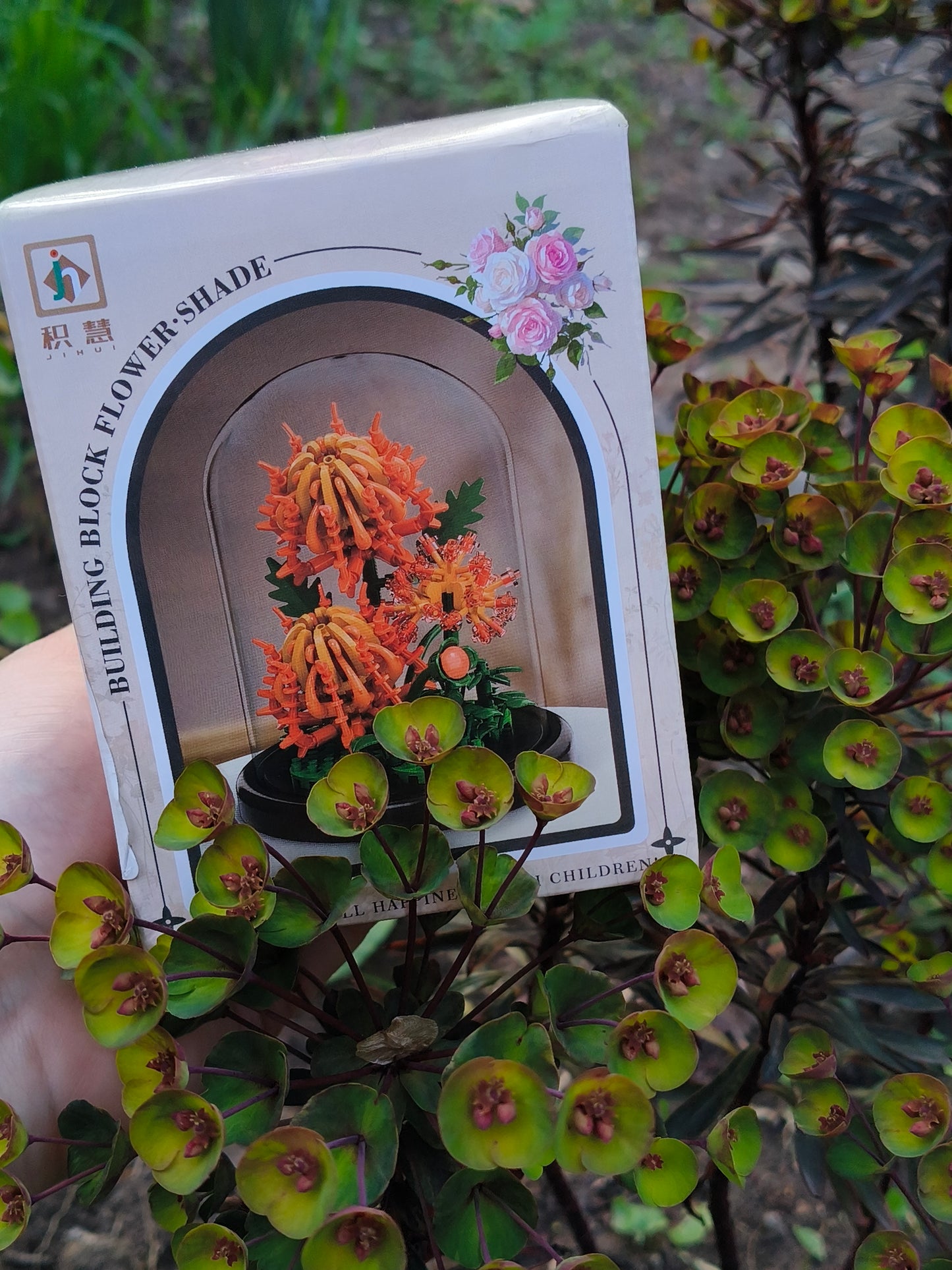 Decor Floral din Blocuri de Construcție în Cupolă