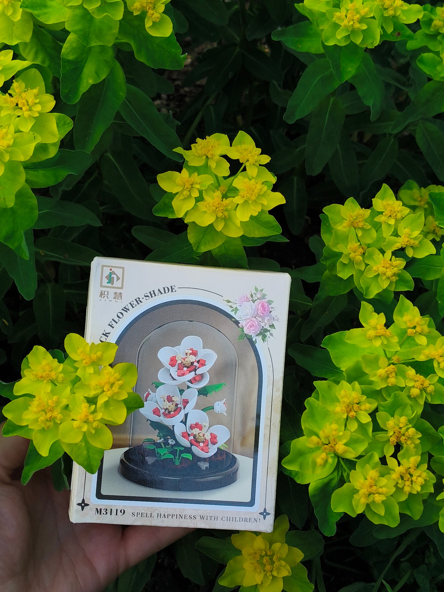 Decor Floral din Blocuri de Construcție în Cupolă